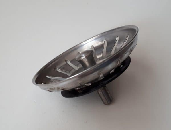Stainless_steel_sink_strainer_2017_-_A-e1520396767356